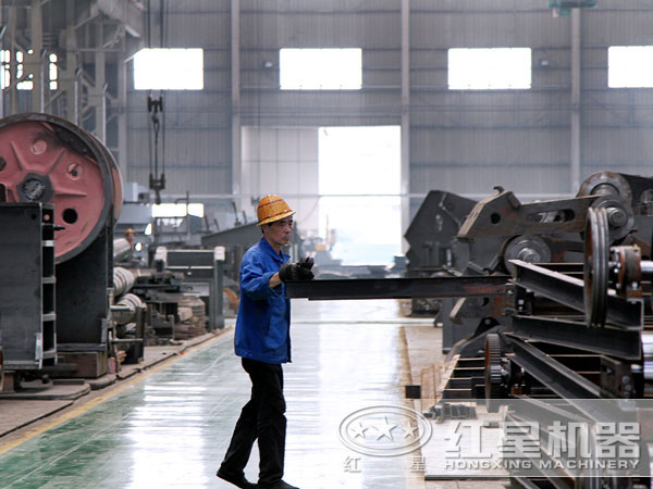 工人正在選用耐磨材料