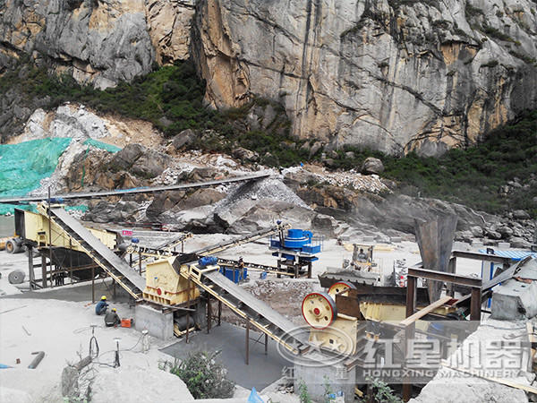 石英石破碎生產(chǎn)現(xiàn)場