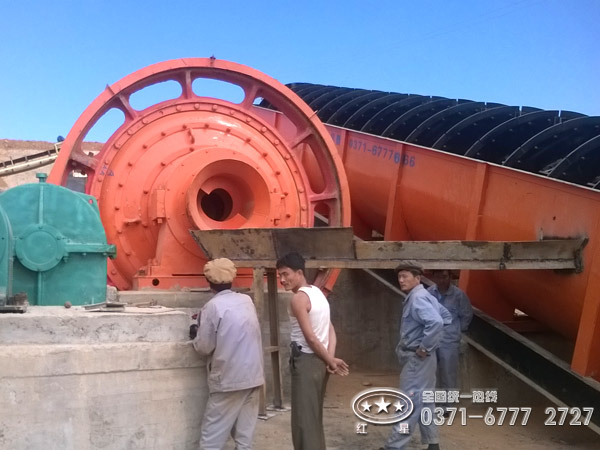 球磨機(jī)現(xiàn)場(chǎng)生產(chǎn)圖 球磨機(jī)現(xiàn)場(chǎng)生產(chǎn)圖