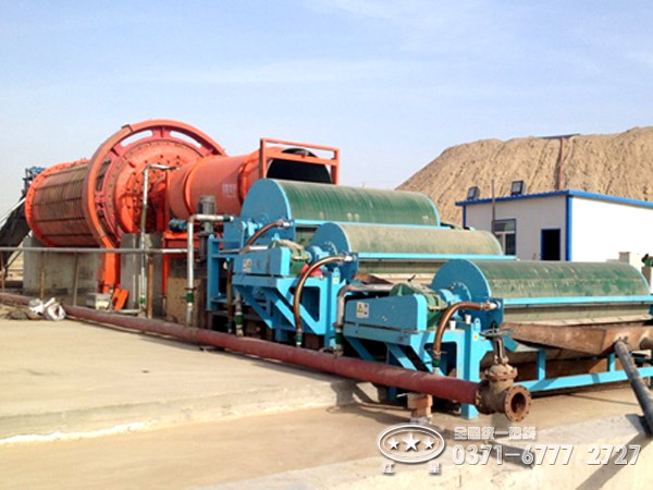 球磨機(jī)生產(chǎn)現(xiàn)場(chǎng) 球磨機(jī)生產(chǎn)現(xiàn)場(chǎng)