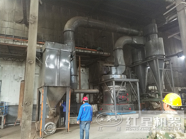 在現(xiàn)場(chǎng)的雷蒙磨粉機(jī) 在現(xiàn)場(chǎng)的雷蒙磨粉機(jī)