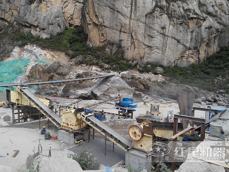 石灰石生產(chǎn)線碎石現(xiàn)場