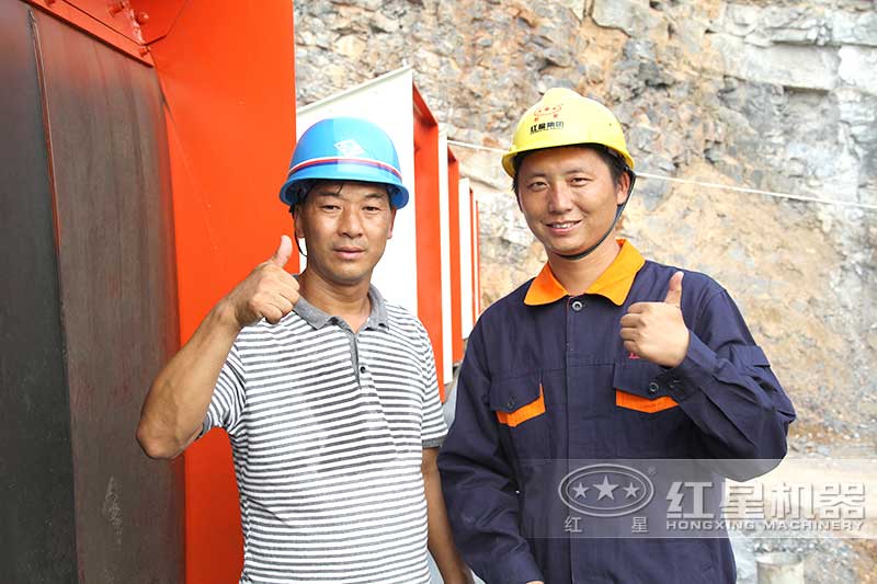 紅星工作人員與客戶在現(xiàn)場