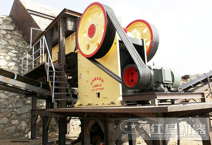 顎式破碎機(jī)現(xiàn)場(chǎng)