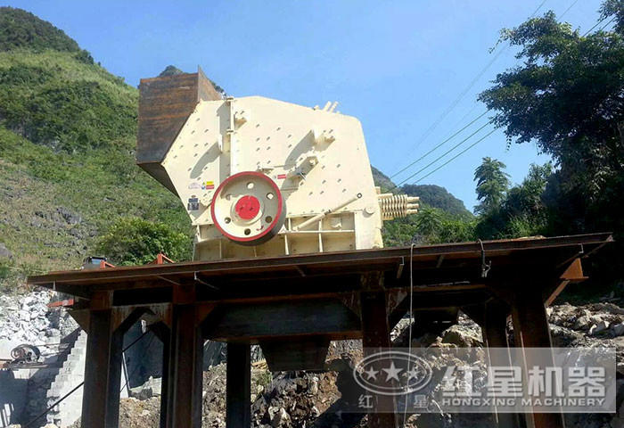 反擊式破碎機(jī)現(xiàn)場(chǎng)