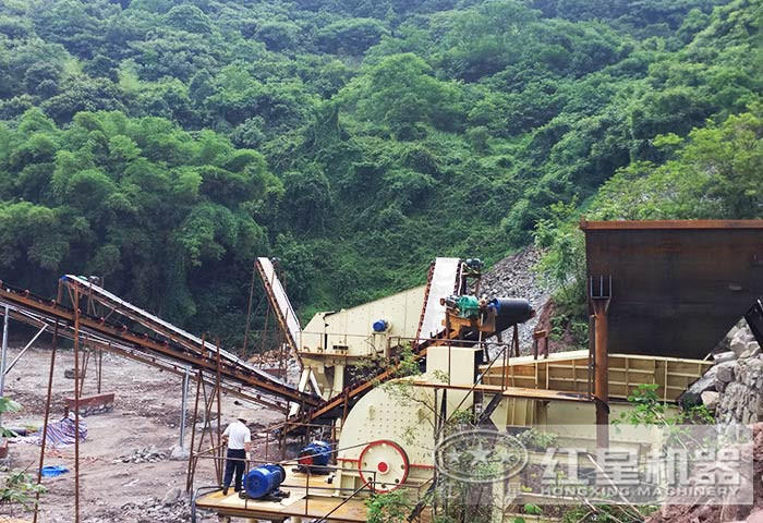 重錘式破碎機(jī)現(xiàn)場(chǎng)