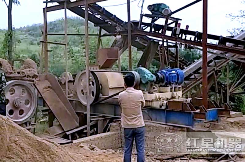 對輥破碎機加工現(xiàn)場實拍